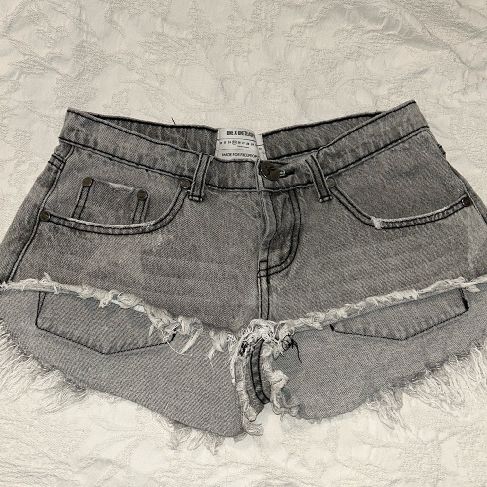 ONE X ONETEASPOON Free People Gray Wash Denim Shorts With Stars Size 25